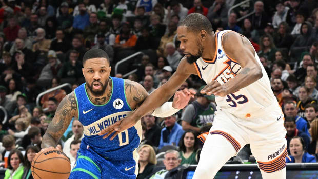  Milwaukee Bucks guard Damian Lillard (0) drives to the basket against Phoenix Suns forward Kevin Durant (35) 